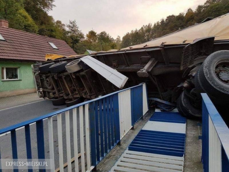 Kolizja w Mąkolnie. Droga zablokowana, ciężarówka blokuje dwa pasy jezdni