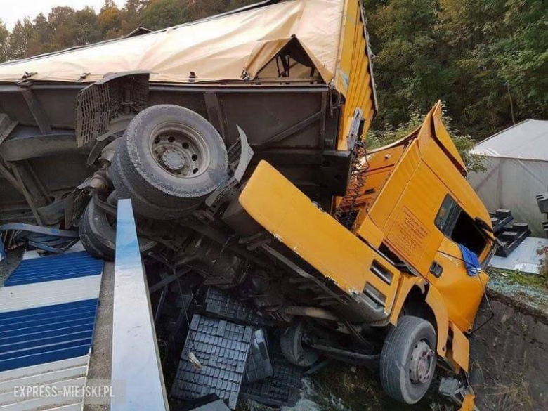 Kolizja w Mąkolnie. Droga zablokowana, ciężarówka blokuje dwa pasy jezdni