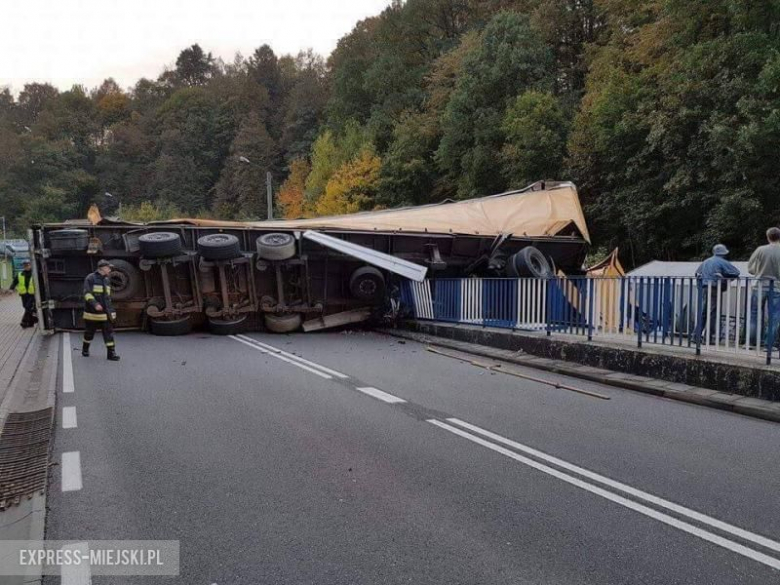 Kolizja w Mąkolnie. Droga zablokowana, ciężarówka blokuje dwa pasy jezdni