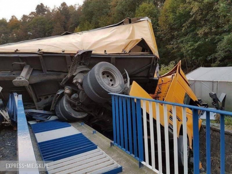 Kolizja w Mąkolnie. Droga zablokowana, ciężarówka blokuje dwa pasy jezdni