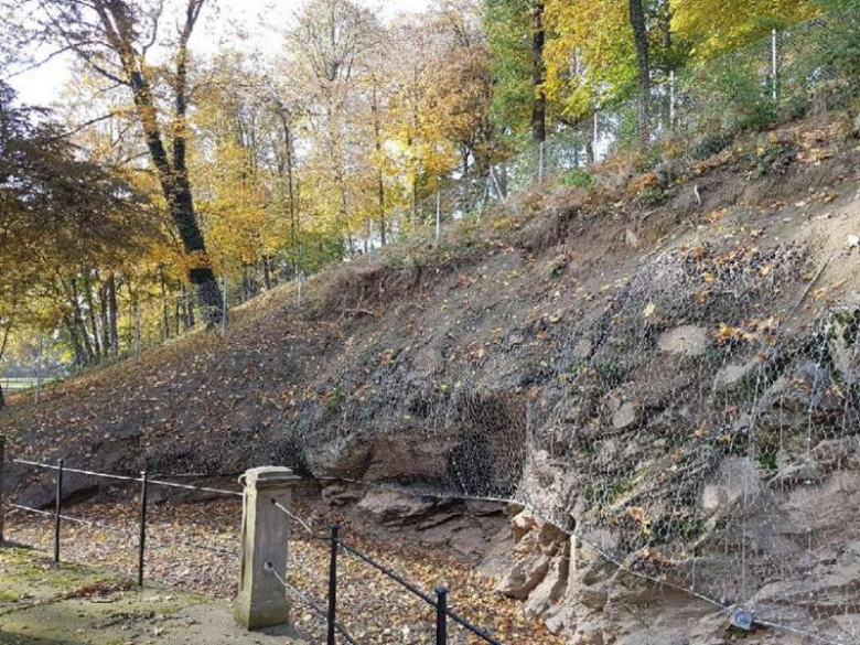 Zabezpieczenie skarpy osuwiska przy pałacu w Kamieńcu Ząbkowickim