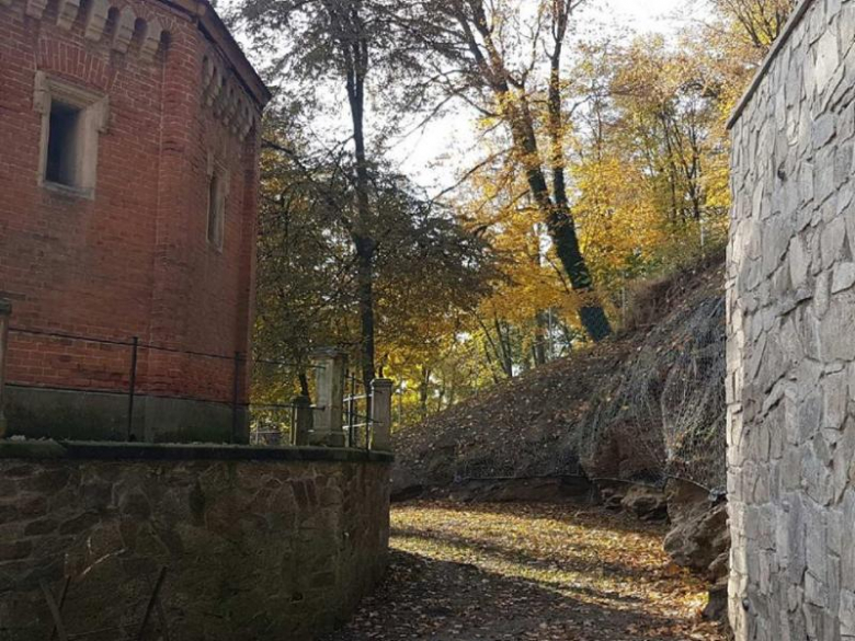 Zabezpieczenie skarpy osuwiska przy pałacu w Kamieńcu Ząbkowickim