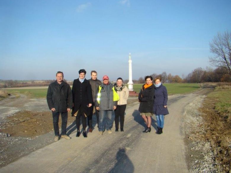 Nowa droga w Mąkolnie. Odrestaurowali też przydrożną kolumnę wotywną wraz z figurą