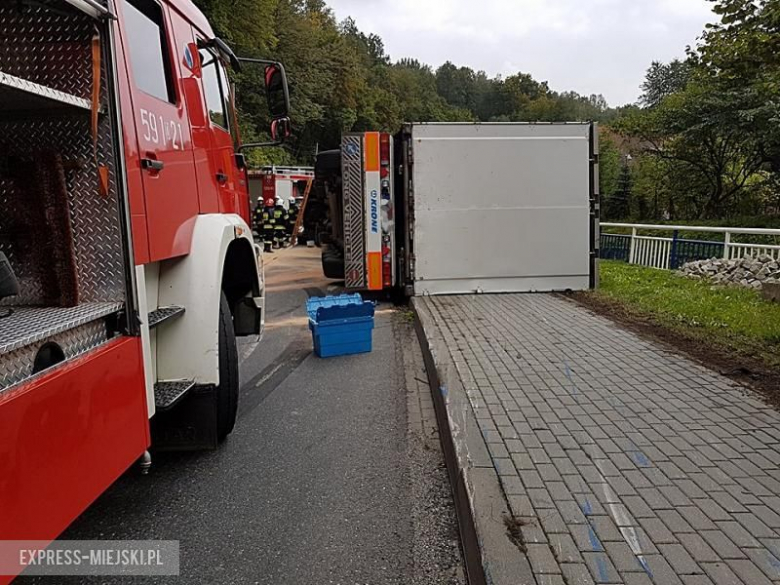 W Mąkolnie wywrócił się ciągnik siodłowy