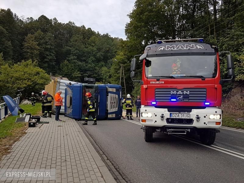 W Mąkolnie wywrócił się ciągnik siodłowy