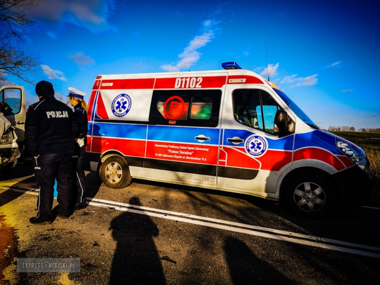 Zderzenie samochodu dostawczego z osobówką