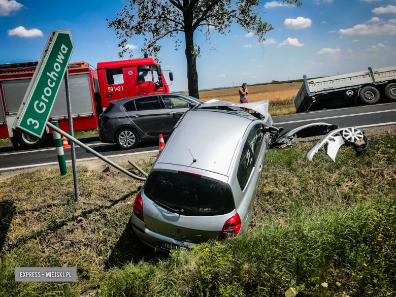 Zderzenie osobówki z ciężarówką na krajowej ósemce przy zjeździe w kierunku miejscowości Grochowa 