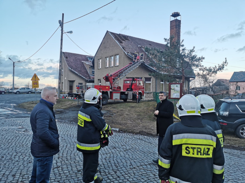 Burmistrz Marcin Orzeszek, jego zastępca Dariusz Małozięć i inni urzędnicy spotkali się z mieszkańcami obiektów, których obiekty mieszkalne i gospodarcze uległy zniszczeniu