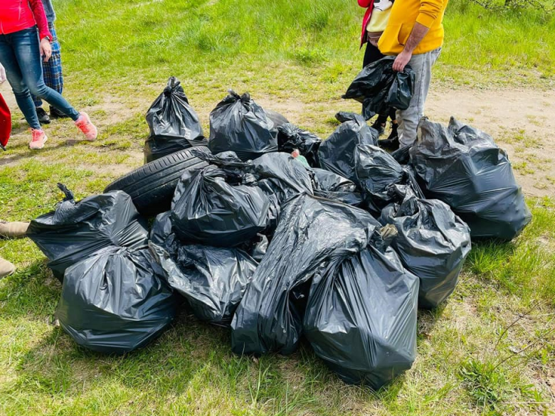 Do akcji sprzątania włączyli się również mieszkańcy. Posprzątano park oraz las miejski w okolicach Źródła Cyryla