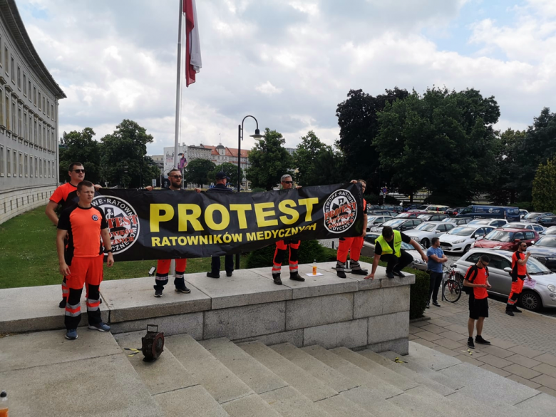 Protest ratowników medycznych we Wrocławiu. Wśród protestujących ratownicy z ząbkowickiego pogotowia