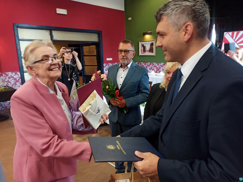 Zarząd Oddziału Związku Nauczycielstwa Polskiego w Ząbkowicach Śląskich zorganizował uroczystość wręczenia „Odznak za 50-letnią przynależność do ZNP” oraz „Listów Gratulacyjnych” dla członków Sekcji Emerytów i Rencistów za ponad 60-letnią przynależność do organizacji związkowej
