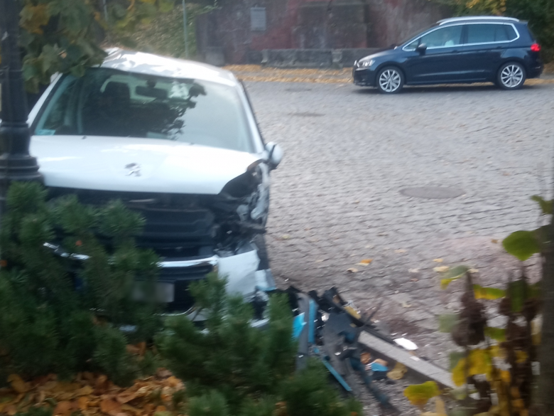 Volkswagen wjechał w zaparkowanego peugeota. Kierowca był pijany