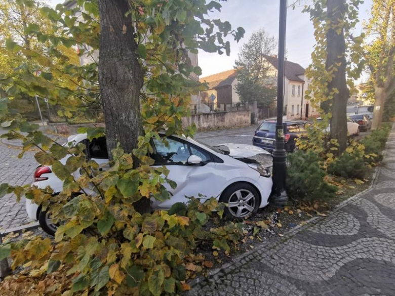 Volkswagen wjechał w zaparkowanego peugeota. Kierowca był pijany