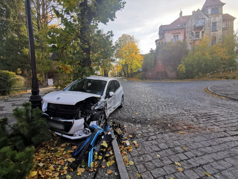 Volkswagen wjechał w zaparkowanego peugeota. Kierowca był pijany