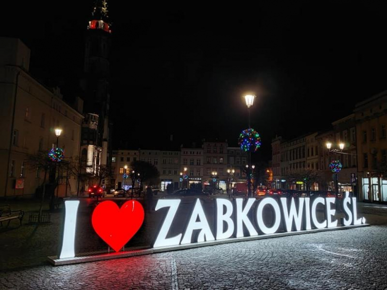 Na ząbkowickim rynku rozbłysła choinka. Świąteczny klimat w centrum miasta