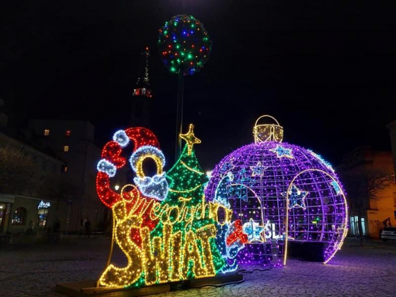 Na ząbkowickim rynku rozbłysła choinka. Świąteczny klimat w centrum miasta