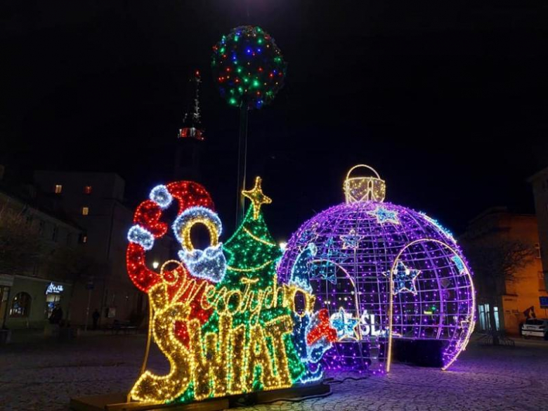 Na ząbkowickim rynku rozbłysła choinka. Świąteczny klimat w centrum miasta