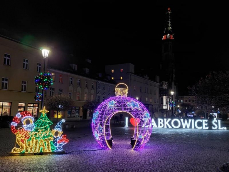 Na ząbkowickim rynku rozbłysła choinka. Świąteczny klimat w centrum miasta