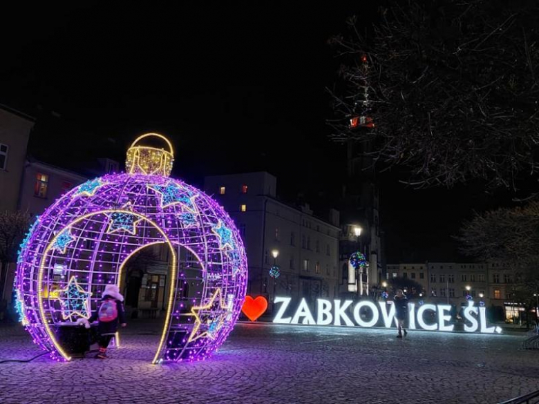 Na ząbkowickim rynku rozbłysła choinka. Świąteczny klimat w centrum miasta