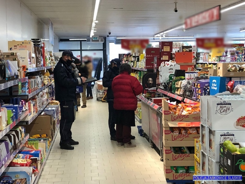 Policjanci w sklepach i autobusach. Sprawdzają, czy mieszkańcy przestrzegają obostrzeń