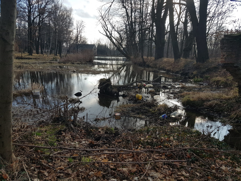 Akty wandalizmu na terenie kompleksu pałacowo-parkowego