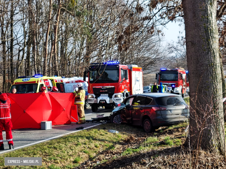 Śmiertelny wypadek między Ziębicami a Nowym Dworem. Trzy osoby w szpitalu