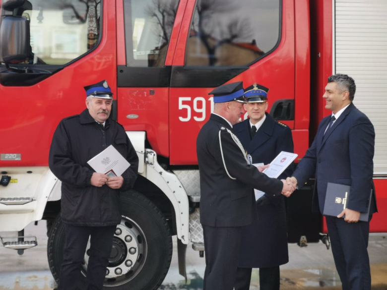 Przekazanie samochodu ratowniczo - gaśniczego dla OSP w Sieroszowie