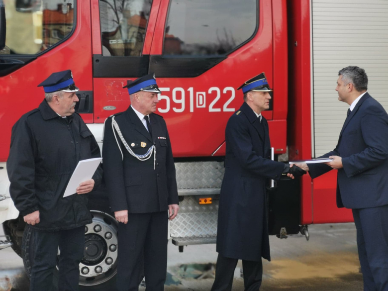 Przekazanie samochodu ratowniczo - gaśniczego dla OSP w Sieroszowie