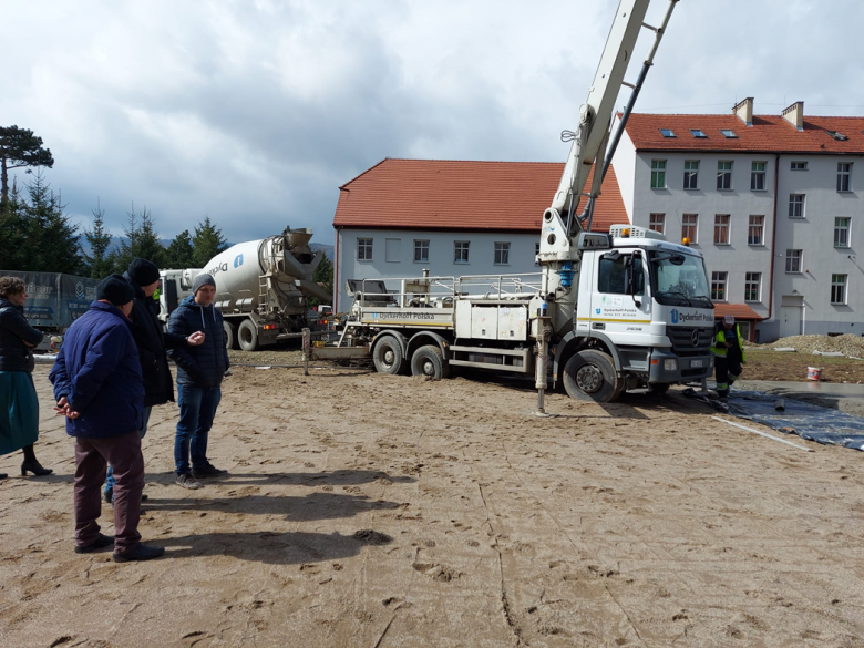 Postępują prace przy budowie boiska wielofunkcyjnego przy szkole w Grodziszczu