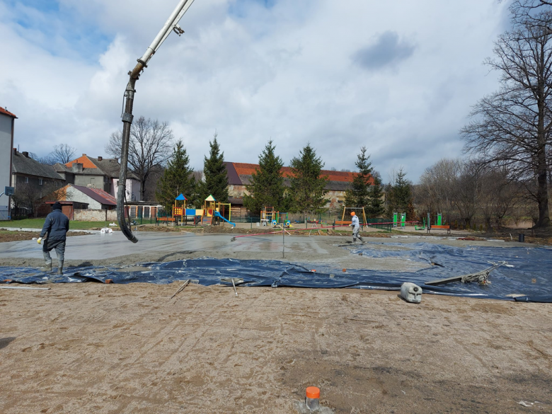 Postępują prace przy budowie boiska wielofunkcyjnego przy szkole w Grodziszczu