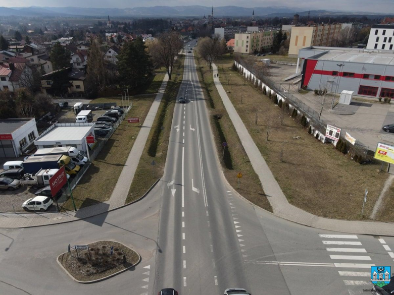 W ramach zadania planuje się wykonanie linii oświetlenia ulicznego wzdłuż ulicy Ziębickiej, na odcinku od skrzyżowania ulicy Ziębickiej z ulicą Jasną, do skrzyżowania ulicy Ziębickiej z ulicą Agrestową oraz wzdłuż chodników po prawej i lewej stronie ulicy Ziębickiej na odcinku od skrzyżowania z ulicą Jasną do skrzyżowania z Pl. Różanym