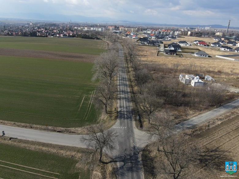 W ramach zadania planuje się wykonanie linii oświetlenia ulicznego wzdłuż ulicy Ziębickiej, na odcinku od skrzyżowania ulicy Ziębickiej z ulicą Jasną, do skrzyżowania ulicy Ziębickiej z ulicą Agrestową oraz wzdłuż chodników po prawej i lewej stronie ulicy Ziębickiej na odcinku od skrzyżowania z ulicą Jasną do skrzyżowania z Pl. Różanym