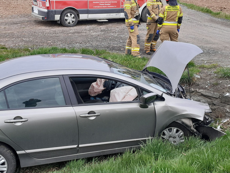 Honda wypadła z drogi i uderzyła w przydrożny przepust