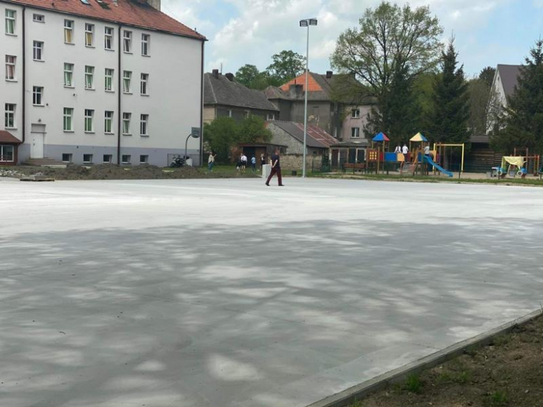 W Grodziszczu powstaje boisko wielofunkcyjne wraz ze skocznią w dal