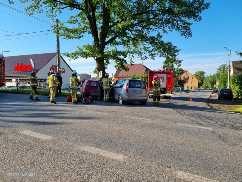 Zderzenie fiata i skody na skrzyżowaniu w Stolcu