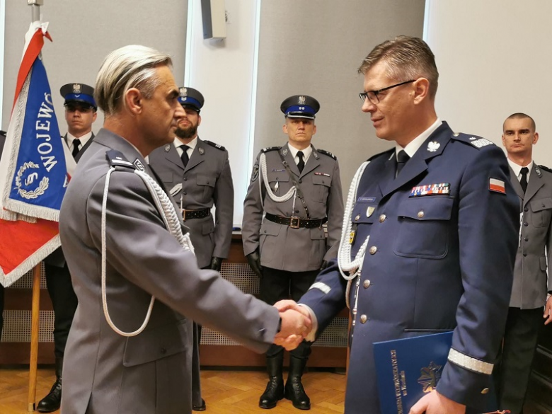 Komendant Wojewódzki Policji we Wrocławiu nadinspektor Dariusz Wesołowski podczas uroczystej zbiórki powołał podinspektora Piotra Wajdę na stanowisko Komendanta Powiatowego Policji w Ząbkowicach Śląskich