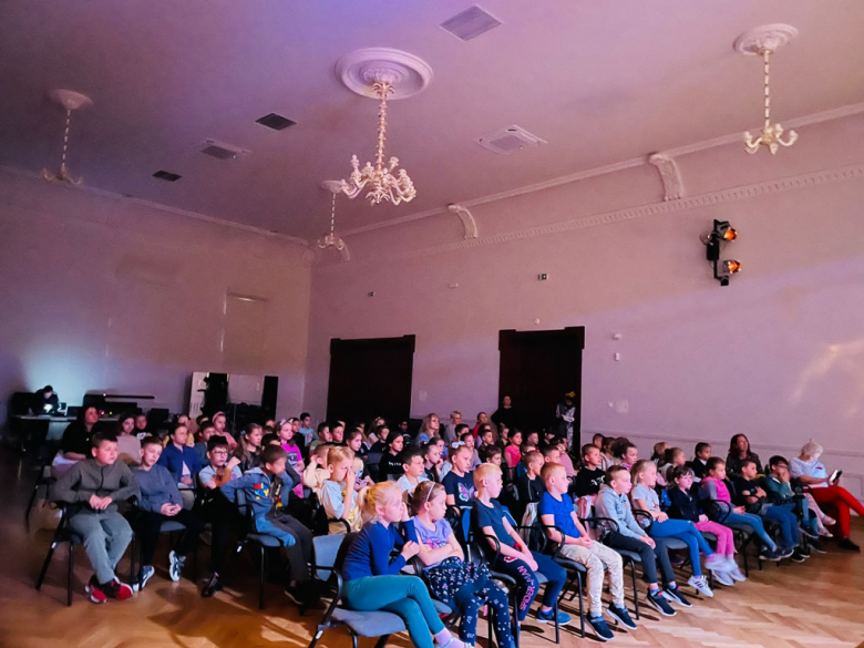 Wspólne czytanie na scenie Ziębickiego Centrum Kultury tekstu Jana Brzechwy przeniosło zebranych na sali - młodych czytelników - w magiczny świat baśni