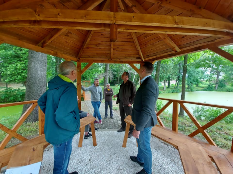 Zakończono budowę i montaż kładek oraz infrastruktury rekreacyjnej w parku w Grodziszczu
