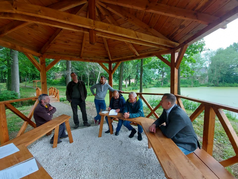 Zakończono budowę i montaż kładek oraz infrastruktury rekreacyjnej w parku w Grodziszczu
