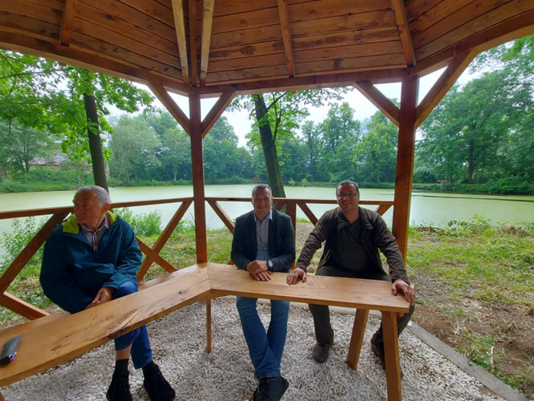 Zakończono budowę i montaż kładek oraz infrastruktury rekreacyjnej w parku w Grodziszczu
