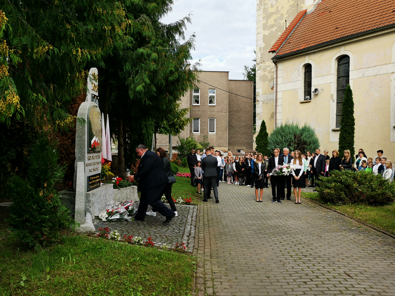 Podczas inauguracji roku szkolnego upamiętnili 83. rocznicę wybuchu II wojny światowej