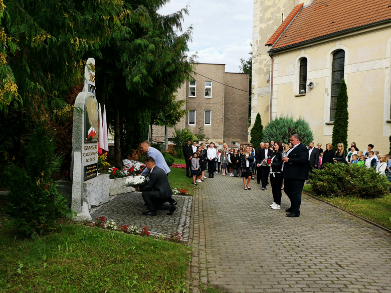 Podczas inauguracji roku szkolnego upamiętnili 83. rocznicę wybuchu II wojny światowej