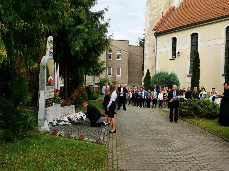 Podczas inauguracji roku szkolnego upamiętnili 83. rocznicę wybuchu II wojny światowej