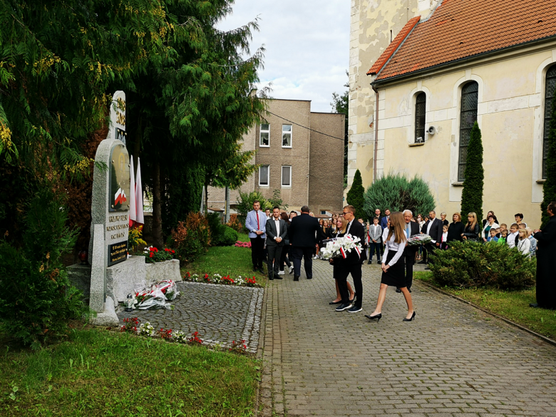 Podczas inauguracji roku szkolnego upamiętnili 83. rocznicę wybuchu II wojny światowej