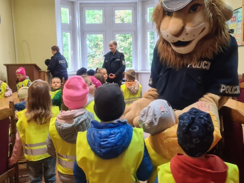 Dzieci spotkały się również z Komisarzem Lwem, który wraz z ząbkowicką policjantką przestawił zasady bezpiecznego poruszania się na drodze. Było to kolejne ze spotkań w ramach ogólnopolskiej akcji profilaktycznej „Bezpieczna droga do szkoły”

