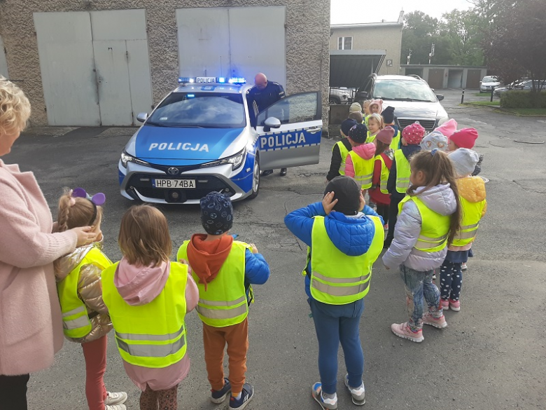 Mali goście mieli okazje wczuć się w role policjanta i usiąść za kierownicą radiowozu. Było to kolejne ze spotkań w ramach ogólnopolskiej akcji profilaktycznej „Bezpieczna droga do szkoły”