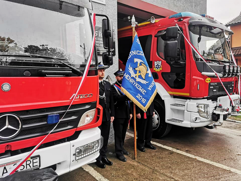 Uroczyste przekazanie auta ratowniczo-gaśniczego dla OSP Henryków