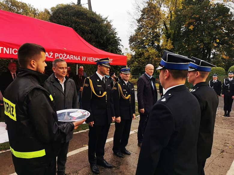 Uroczyste przekazanie auta ratowniczo-gaśniczego dla OSP Henryków