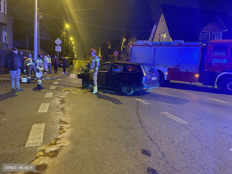 Zderzenie dwóch fordów w Ząbkowicach Śląskich. Jeden zakończył podróż na dachu