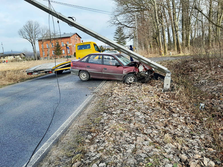 Osobówka uderzyła w słup energetyczny w Henrykowie